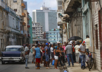 Personas hacen cola en La Habana para comprar alimentos. Foto: Yander Zamora / EFE / Archivo.