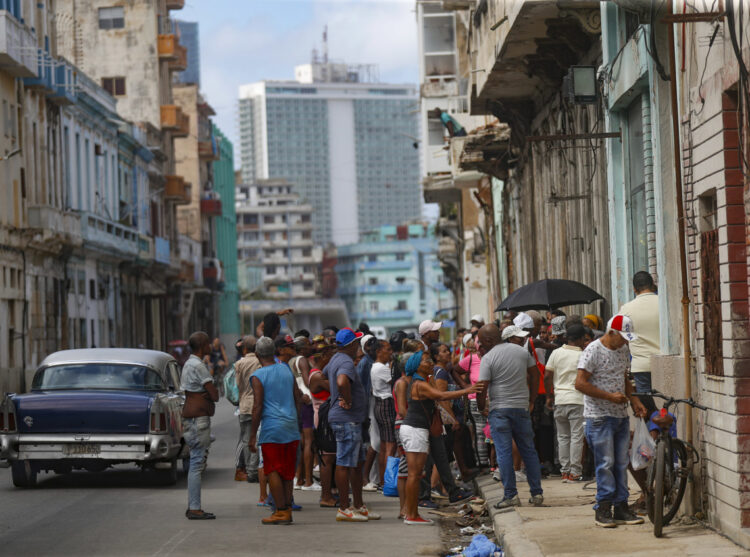 Personas hacen cola en La Habana para comprar alimentos. Foto: Yander Zamora / EFE / Archivo.