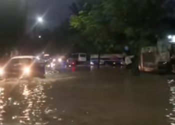 Inundaciones en La Habana provocan dificultades para el tránsito. Foto: Captura de video/ Facebook Alberto Arego