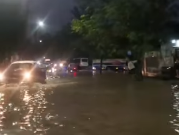 Inundaciones en La Habana provocan dificultades para el tránsito. Foto: Captura de video/ Facebook Alberto Arego