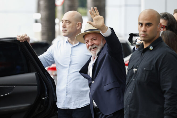 El presidente brasileño, Luiz Inácio Lula da Silva, se despide al salir del Hospital Sirio Libanés de São Paulo, donde estuvo hospitalizado una semana hasta el domingo 15 de diciembre de 2024, y donde fue operado por una hemorragia intracraneal. Foto: Sebastião Moreira / EFE.