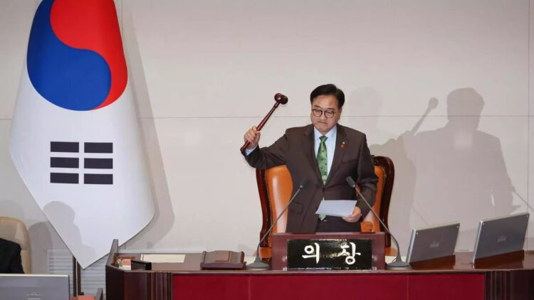 El diputado de la Asamblea Nacional surcoreana Woo Won-shik declara la aprobación de la moción de censura contra el presidente Yoon Suk-yeol. Foto: EFE/EPA/YONHAP SOUTH KOREA OUT