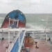 Buque petrolero ruso naufragado como consecuencia de un temporal en el estrecho de Kerch, entre los mares de Azoz y Negro. Foto: Captura de video / RT.