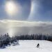 Los cristales de hielo en el aire forman un halo solar sobre el monte Mansfield mientras un esquiador desciende por la ladera en Stowe, Vermont, EE. UU., el 22 de diciembre de 2024. Foto: JIM LO SCALZO /EFE/EPA.