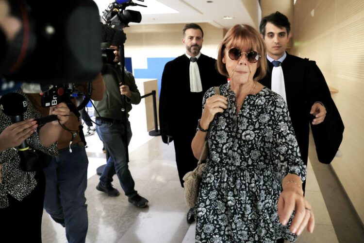 Gisele Pelicot abandona el tribunal después de escuchar la declaración de su exmarido, Dominique Pelicot, en el juicio abierto contra él y otros 51 hombres por drogarla y violarla durante años, el 17 de septiembre. Foto: EFE/Guillaume Horcajuelo.