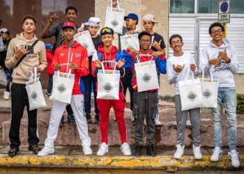 Estudiantes de escuelas de deporte asisten a la Conferencia Científica "160 años de béisbol cubano". Foto: Cortesía de MadWoman