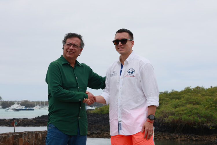 Noboa (d) y Petro, durante el encuentro de este domingo. Foto: Presidencia De Ecuador/EFE.