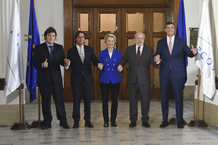 De izquierda a derecha: Javier Milei, Luis Lacalle Pou, Ursula von der Leyen, Luiz Inácio Lula da Silva y Santiago Peña. Foto:  Sofía Torres/EFE.