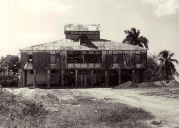 Fachada de la casona señorial del ingenio de San Idelfonso en el verano de 1981, cuando se desplegó la investigación en el terreno. Foto: Cortesía del Dr. Antonio Cobo Abreu.