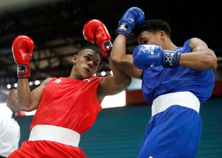 Combate entre boxeadores de Holguín y Guantánamo, en la jornada final de la Serie Nacional de Boxeo, ganada por primera vez por los holguineros. Foto: Jit / Facebook.