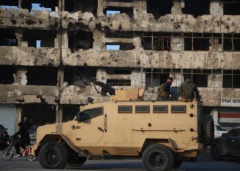 Rebeldes sirios patrullan las calles de Homs, Siria, este lunes. La incertidumbre impera a la espera de que se configure un nuevo equilibrio de fuerzas políticas. Foto: EFE/ Bilal Al Hammoud.