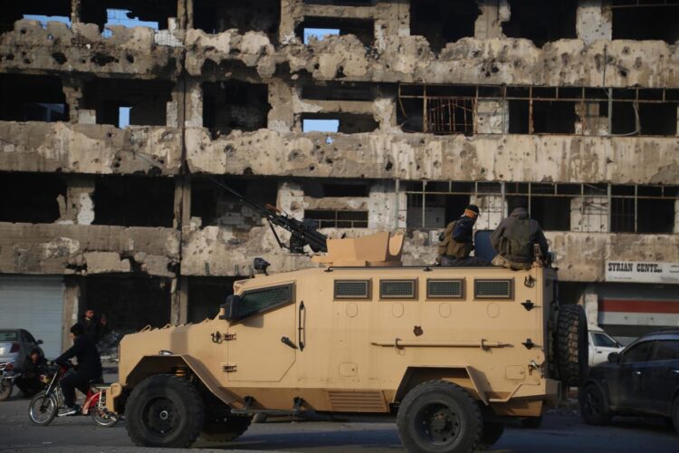 Rebeldes sirios patrullan las calles de Homs, Siria, este lunes. La incertidumbre impera a la espera de que se configure un nuevo equilibrio de fuerzas políticas. Foto: EFE/ Bilal Al Hammoud.