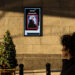 NUEVA YORK (ESTADOS UNIDOS), 12/12/2024.- Una persona pasa junto a una pantalla con una imagen del presidente electo de Estados Unidos, Donald Trump, en el exterior de la Bolsa de Nueva York, donde tocará la campana de apertura, en Nueva York, Nueva York (EE.UU.). El presidente electo Trump ha sido reconocido como "Persona del Año" por la revista Time. Foto: EFE/EPA/JUSTIN LANE