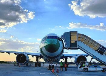 Un avión de Condor en Holguín. Foto: Aeropuerto Internacional "Frank País García" Holguín.