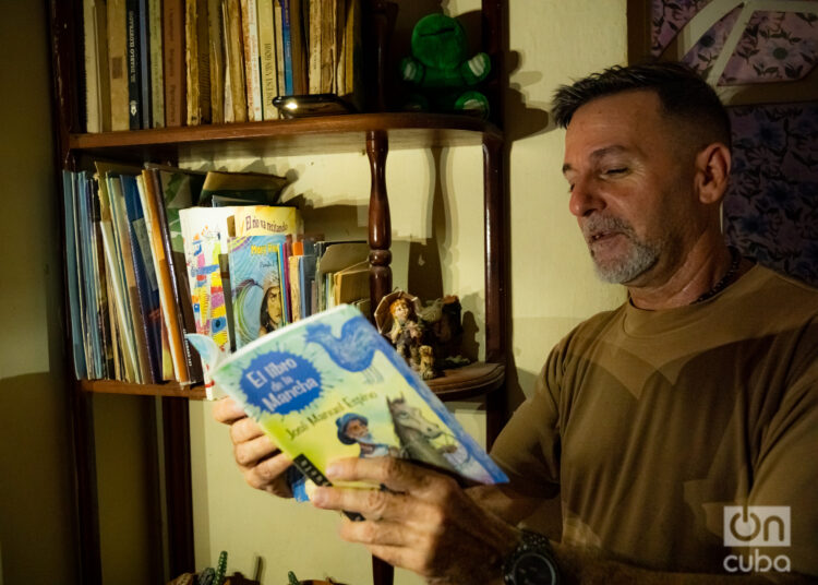 Javier Dueñas con un libro ilustrado por él. Foto: Jorge Ricardo.