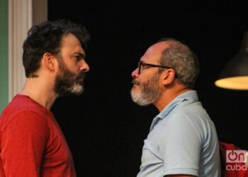 Santiago y Víctor dirimen sus conflictos de hermano menor a hermano mayor en la obra "53 domingos", de Argos Teatro.
Foto: Jorge Luis Coll.