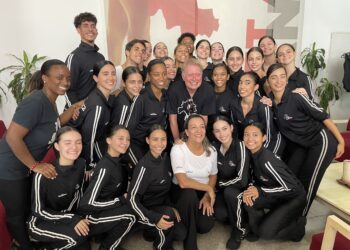 Lizt Alfonso y bailarines de su compañía junto a Vince Paterson en la mañana inaugural de Ballet Beyond Borders. Foto: Lied Lorain.