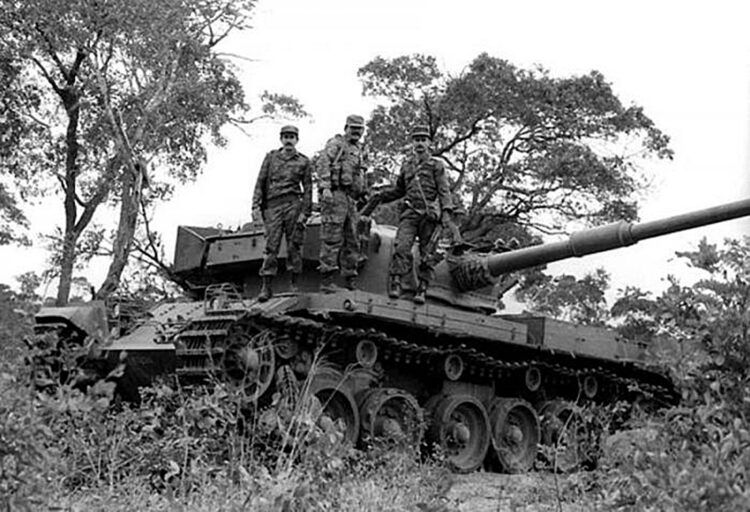 Cubanos en Cuito Cuanavale  sobre un tanque abandonado. Foto:  Pastor Batista, Granma.