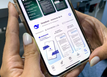 Una mujer se descarga la aplicación de la IA china DeepSeek en su teléfono móvil en Bangkok, Tailandia. Foto: Brian Bujalance / EFE.