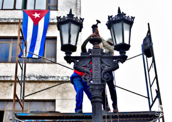 Trabajadores reparan las farolas del Paseo del Prado, en La Habana, en los primeros días de 2025. Foto: Otmaro Rodríguez.