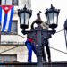 Trabajadores reparan las farolas del Paseo del Prado, en La Habana, en los primeros días de 2025. Foto: Otmaro Rodríguez.