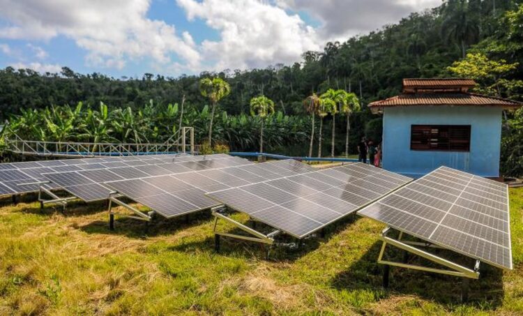 Paneles solares de sistemas de bombeo de agua en Cuba. Foto: José Manuel Correa / Granma.