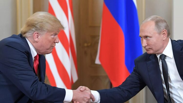 Los presidentes Donald Trump y Vladimir Putin se saludan durante un encuentro en Helsinski, Finlandia, en 2018. Foto: Sergey Guneev / Sputnik / Archivo.