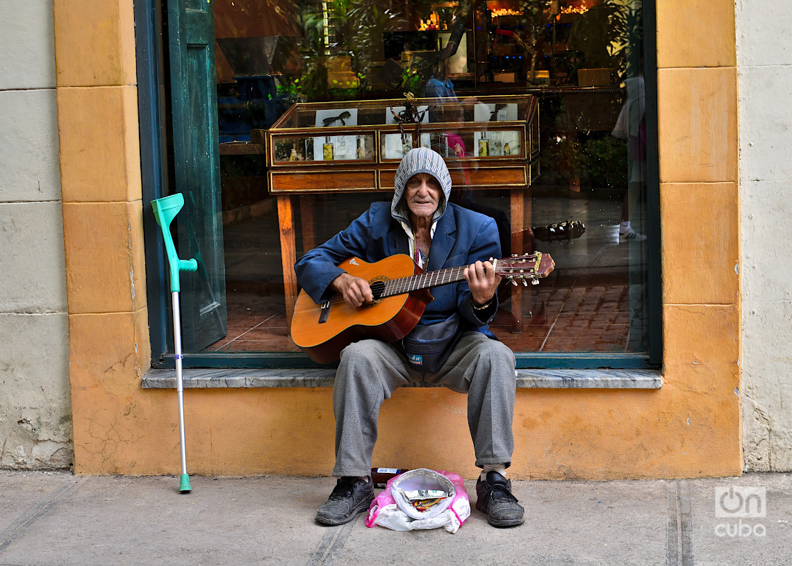 Músico callejero en el centro histórico de La Habana, en los primeros días de 2025. Foto: Otmaro Rodríguez.