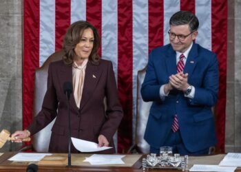 La vicepresidenta de EEUU, Kamala Harris,, con el presidente de la Cámara de Representantes, Mike Johnson, en la certificación del voto electoral en la victoria de Donald Trump. Foto:  EFE/EPA/SHAWN THEW.