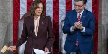 La vicepresidenta de EEUU, Kamala Harris,, con el presidente de la Cámara de Representantes, Mike Johnson, en la certificación del voto electoral en la victoria de Donald Trump. Foto:  EFE/EPA/SHAWN THEW.