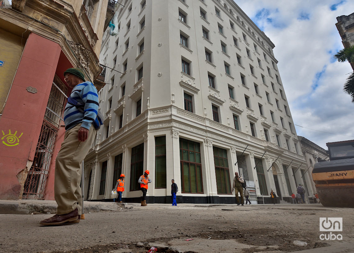 Nuevo Hotel Metrópolis, en la calle Aguacate esquina con la calle O´Reilly, en el centro histórico de La Habana. Foto: Otmaro Rodríguez.