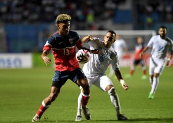 Karel Pérez (al frente) en un partido con la selección cubana. Foto: Orlndo Sierra/AFP.