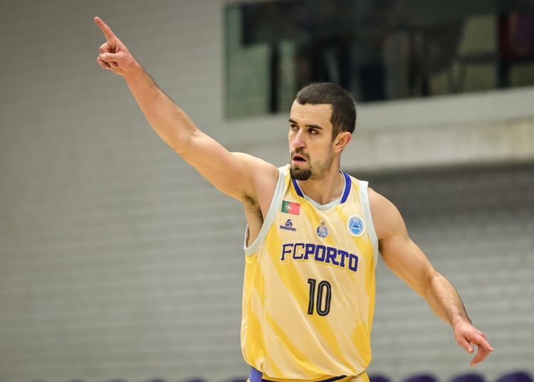 Max Landis, nacido en Estados Unidos y con sangre cubana, es una de las alternativas que manejan las autoridades del baloncesto en la isla para fortalecer la selección nacional. Foto: @FCPorto