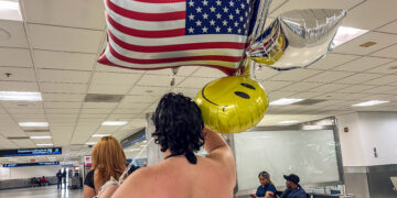 Cubanos esperan a familiares en el Aeropuerto Internacional de Miami, julio de 2024. Foto: Kaloian.