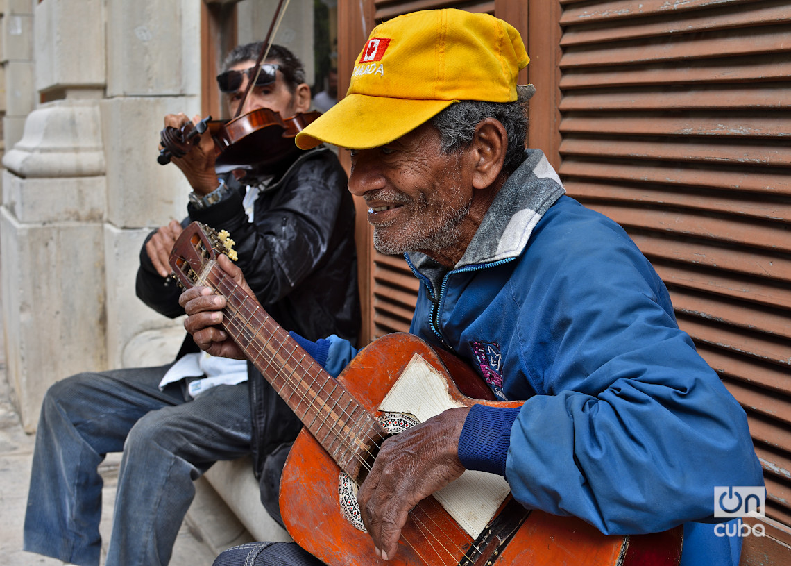 Músicos callejeros en el centro histórico de La Habana, en los primeros días de 2025. Foto: Otmaro Rodríguez.