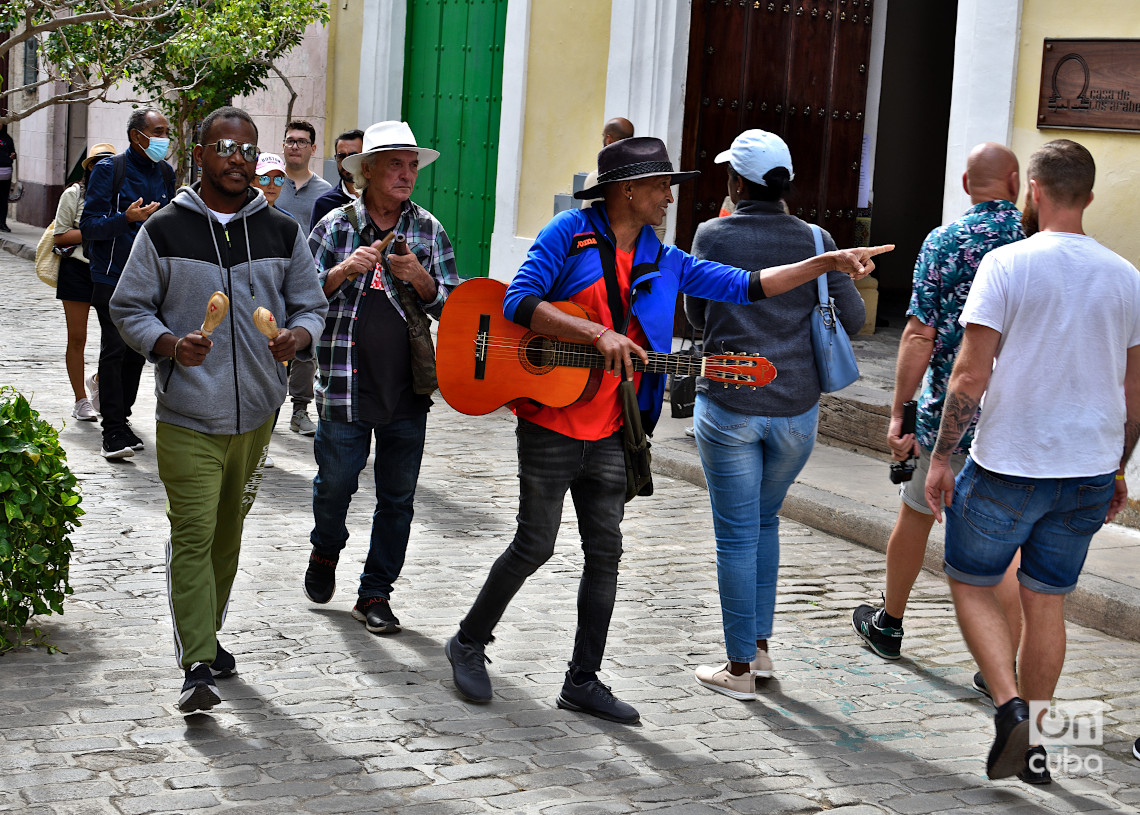 Músicos callejeros y turistas, en el centro histórico de La Habana, en los primeros días de 2025. Foto: Otmaro Rodríguez.