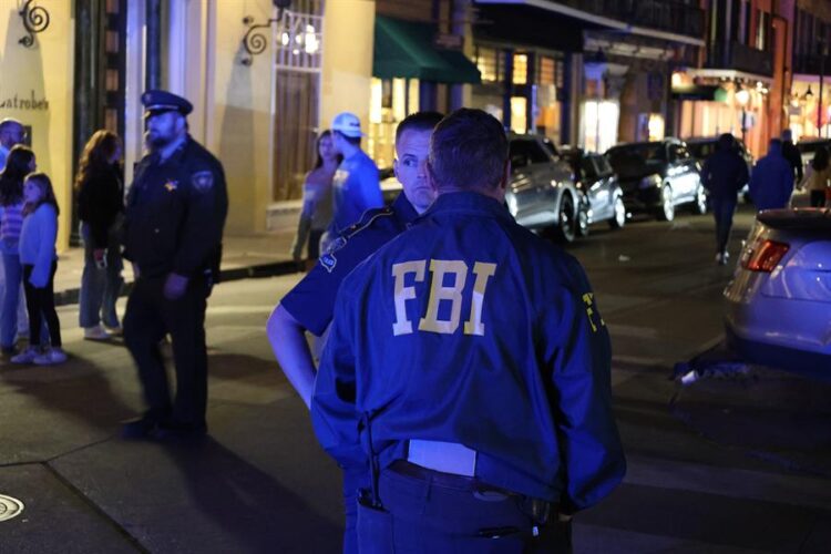 Agentes del FBI en Bourbon Street, New Orleans. Foto: EFE.