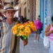 Transeúntes en La Habana. Foto: Kaloian.