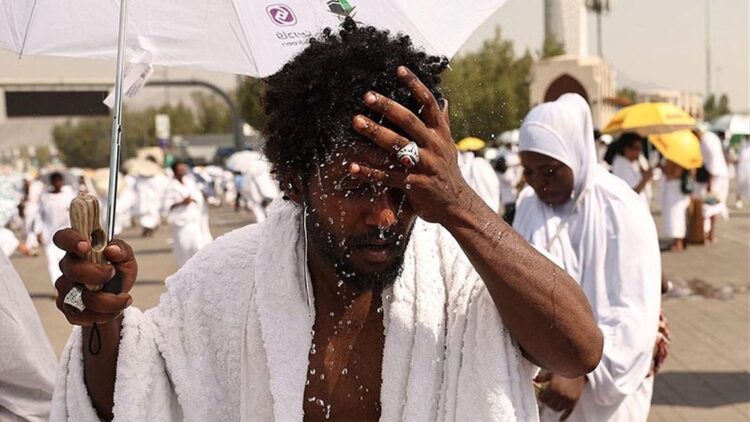 Peregrinos a la Meca mitigan el calor rociando su cuerpo con agua. Foto: Crónica Viva.