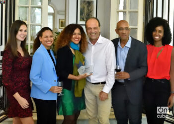 Claire Caruth (Embajada UK), Lied Lorain (OnCuba), Yudisley Cruz (Yucasabi), Sir George Hollingbery y Herminio López Díaz (Yucasabi) y Massiel Matos (Embajada UK). Foto: Otmaro Rodríguez.