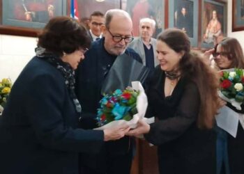 Silvio Rodríguez y Niurka González reciben el inédito premio.  Foto tomada del perfil de Norma Sánchez en Facebook