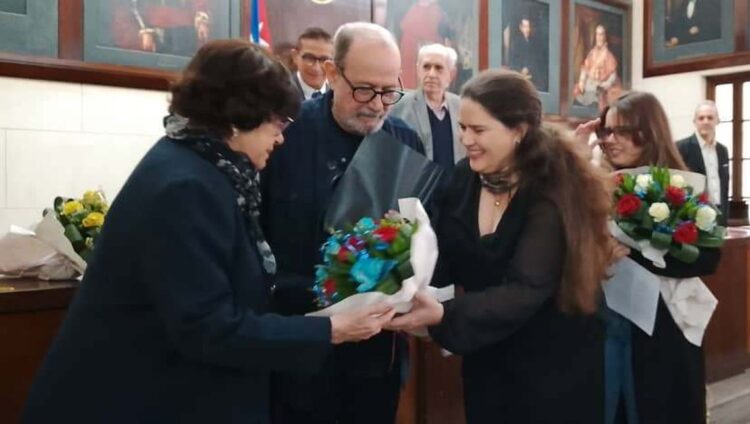 Silvio Rodríguez y Niurka González reciben el inédito premio.  Foto tomada del perfil de Norma Sánchez en Facebook