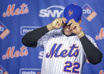 El dominicano Juan Soto durante su presentación como nuevo jugador de los New York Mets. Foto: Sarah Yenesel/EFE.