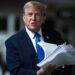 Donald Trump con documentos a su salida de una audiencia en una corte de Manhattan, Nueva York, en mayo pasado. Foto: EFE/EPA/JABIN BOTSFORD / POOL ARCHIVO.