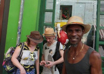 Turistas europeos en La Habana Vieja. Foto: AMD