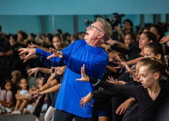 Vincent Paterson en su clase magistral con estudiantes de Lizt Alfonso Dance Cuba, donde compartió pasos de Thriller, de Michael Jackson. Foto: Enrique González /Cubadebate.