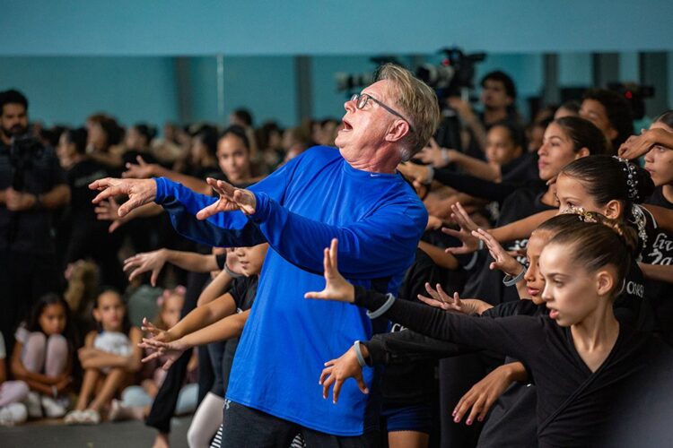 Vincent Paterson en su clase magistral con estudiantes de Lizt Alfonso Dance Cuba, donde compartió pasos de Thriller, de Michael Jackson. Foto: Enrique González /Cubadebate.