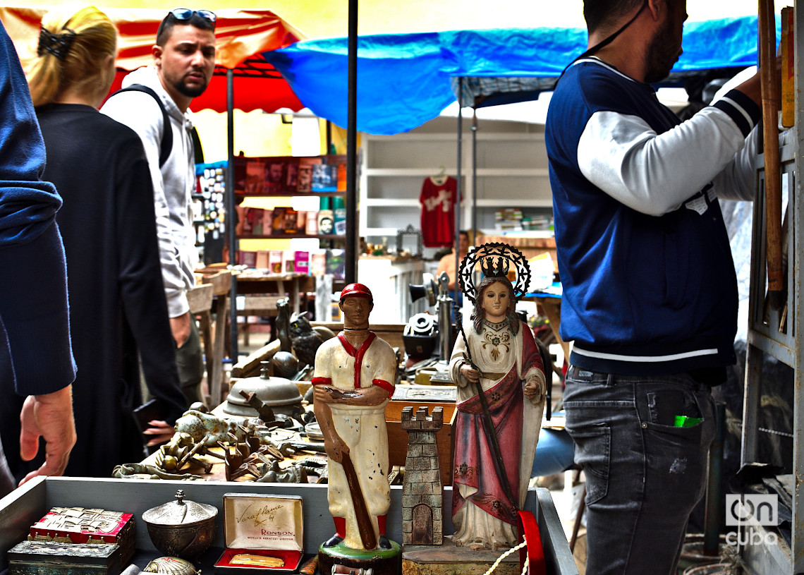 Feria de artesanos y vendedores particulares, en el centro histórico de La Habana, en los primeros días de 2025. Foto: Otmaro Rodríguez.