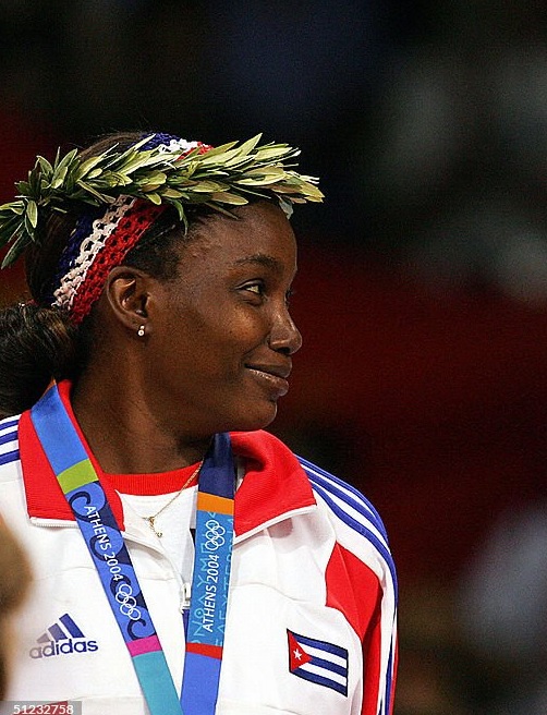 Yaima Ortiz at the awards ceremony of the 2004 Athens Olympic Games, where Cuban women’s volleyball won the bronze medal. Photo: Archive.