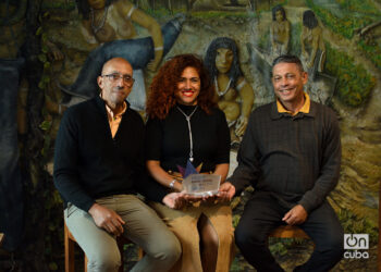 Herminio López Díaz (izq.), Yudisley Cruz Valdés y José Núñez Labañino, socios fundadores del Yucasabi que obtuvo el premio al Mejor  Emprendedor del Año | 2024. Foto: Otmaro Rodríguez